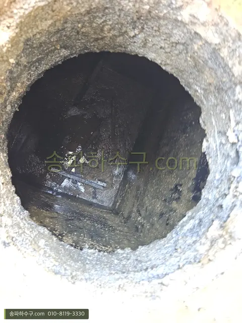 기름때로 안지름이 좁아진 배관 내부