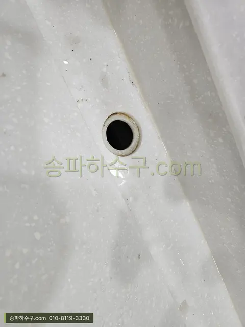 팝업을 빼낸 세면대 배수구