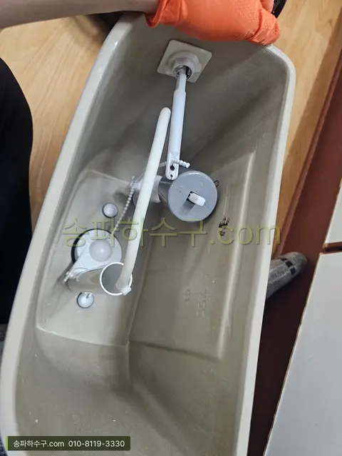 물탱크 안에 조립된 필밸브와 플러시밸브