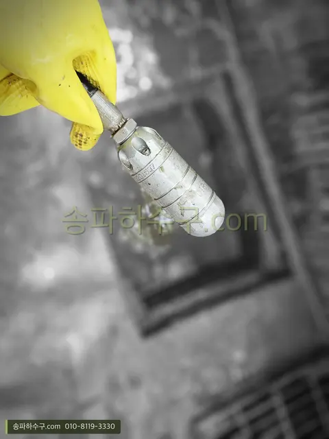 교체할 수전 부속을 확인하는 모습