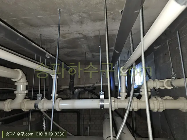 건물 지하 천장의 배관 계통