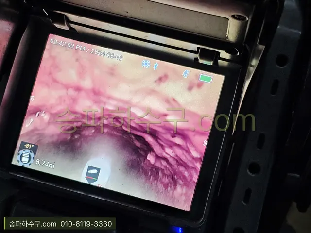 배관 내시경 모니터에 비친 세척 전 스케일이 낀 관 내부