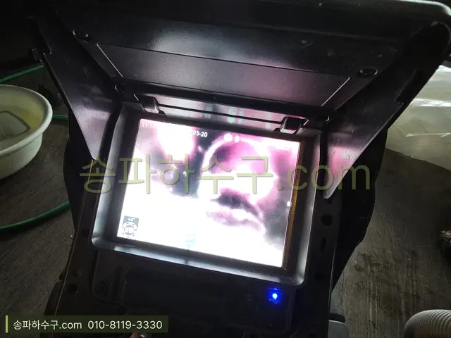 배관 내시경 모니터에 비친 세척 전 관 내부