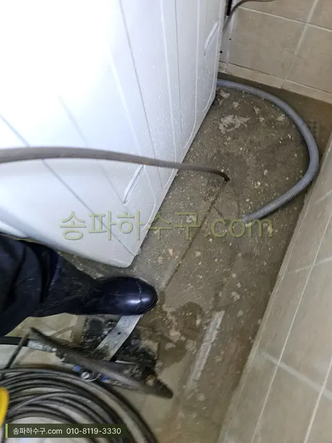 세탁기 배수 호스가 꽂힌 베란다 바닥 배수구