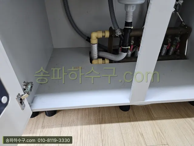 세면대 하부 배관을 새로 설치한 모습